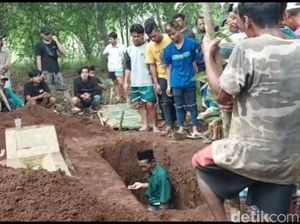 Isak Tangis Keluarga Iringi Pemakaman Korban Miras Oplosan di Tasik