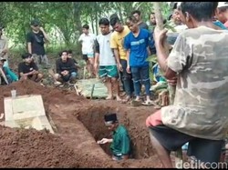 Isak Tangis Keluarga Iringi Pemakaman Korban Miras Oplosan di Tasik