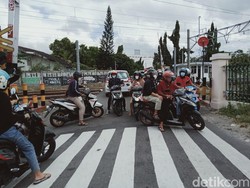 Ramai Naik Motor Sambil Ngobrol Didenda Ratusan Ribu, Ini Aturan Hukumnya