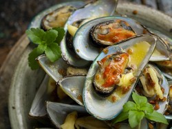 Selain Kerang Hijau, Beragam Seafood Dibalut Aneka Saus Dijual dengan Harga Terjangkau