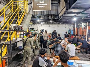Satpol PP Bubarkan Kerumunan Nobar Persis Solo di Warung Makan