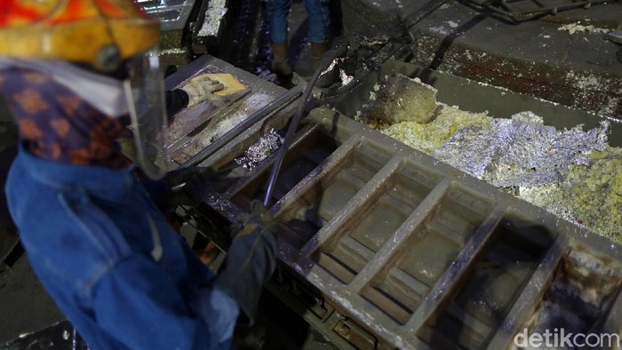 Produksi Melimpah, Timah RI Kemana Larinya? Indonesia menjadi salah satu negara di dunia yang dapat memproduksi mineral timah dalam jumlah besar. Kemana Timah Indonesia larinya? Dalam pengoperasiannya, pemerintah menunjuk PT Timah (Tbk) untuk menambang mineral timah yang berada di Kepulauan Bangka Belitung, Kepulauan Riau, dan Provinsi Riau.