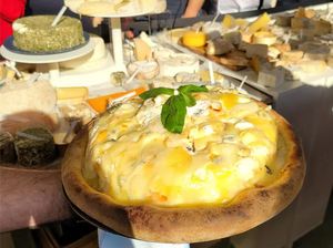 Pizza Pakai Topping 834 Jenis Keju Berhasil Pecahkan Rekor Dunia