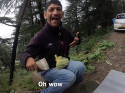 Salut! Pria Difabel Ini Semangat Jualan Jeruk di Pinggir Jalan Demi Sang Ibu