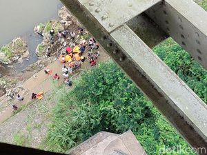 Evakuasi Pemuda Tewas Jatuh dari Jembatan Cirahong Ciamis