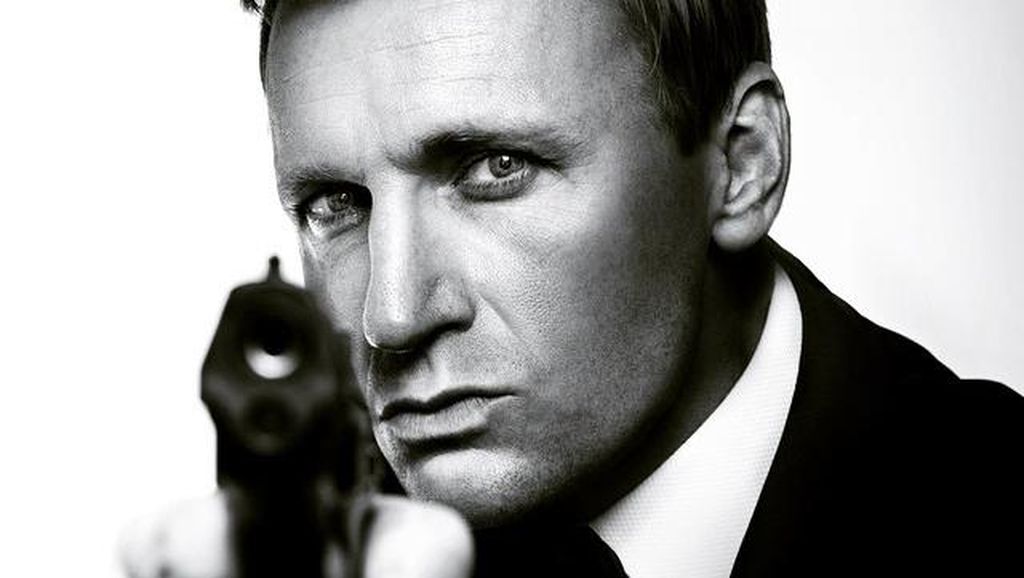 10 Potret James Bond KW, Mirip Banget Daniel Craig Tapi Terancam Nganggur