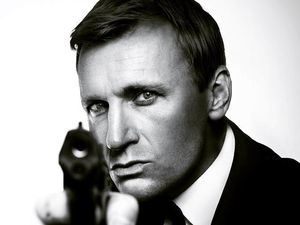10 Potret James Bond KW, Mirip Banget Daniel Craig Tapi Terancam Nganggur