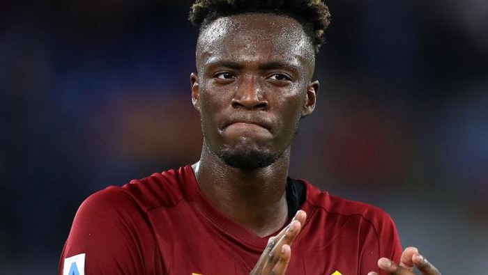 ROME, ITALY - OCTOBER 03: Tammy Abraham of AS Roma acknowledges the crowd after the Serie A match between AS Roma v Empoli FC at Stadio Olimpico on October 03, 2021 in Rome, Italy. (Photo by Paolo Bruno/Getty Images)