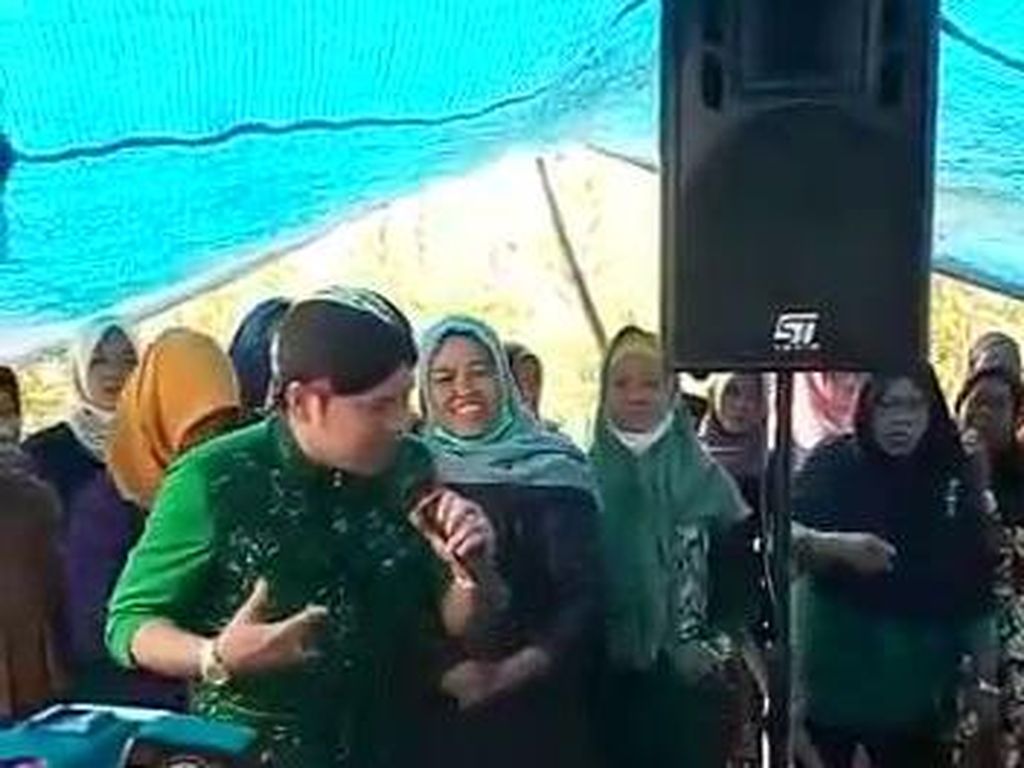 Heboh Anggota Satpol PP Gunungkidul Gelar Hiburan Campursari Saat Hajatan Heboh Anggota Satpol PP Gunungkidul Gelar Hiburan Campursari Saat Hajatan
