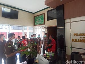 Kejari Blora Tahan 2 Tersangka Kasus Jual Beli Kios Pasar Cepu Kejari Blora Tahan 2 Tersangka Kasus Jual Beli Kios Pasar Cepu