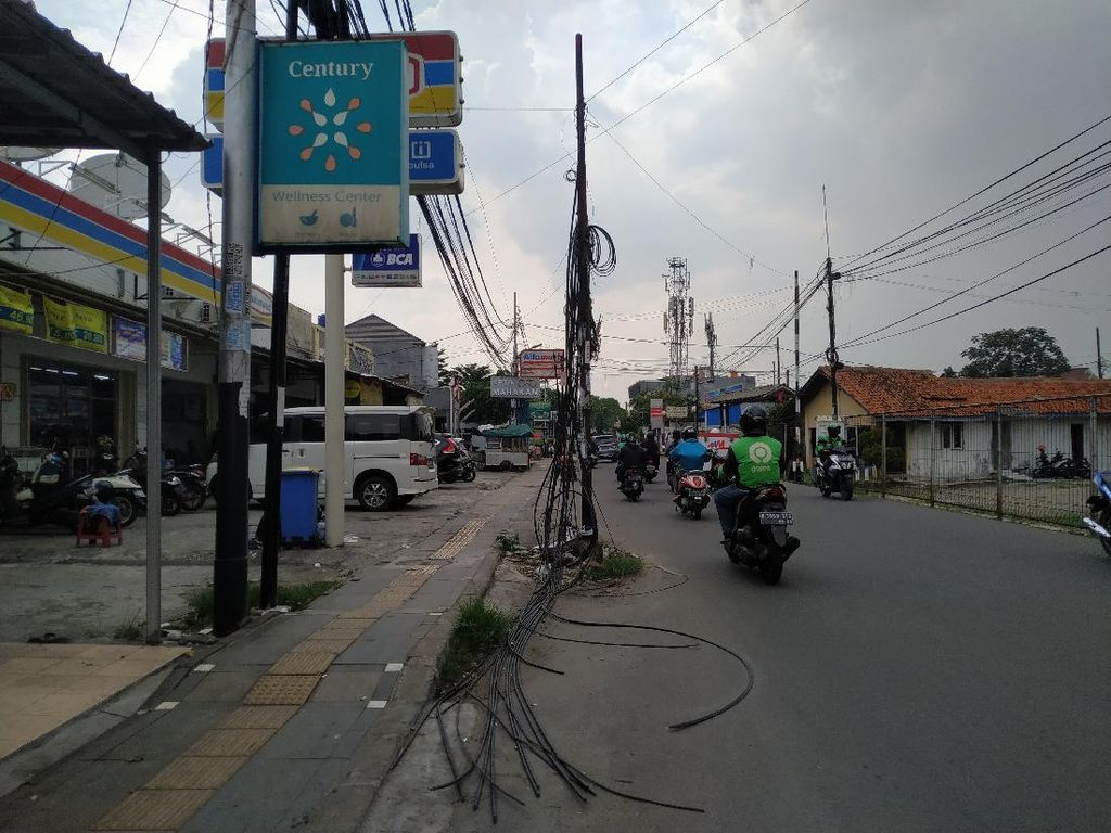 Lewat Tenggat Pencabutan, 20 Tiang Makan Jalan di Ciputat Belum Dicabut Lewat Tenggat Pencabutan, 20 Tiang Makan Jalan di Ciputat Belum Dicabut