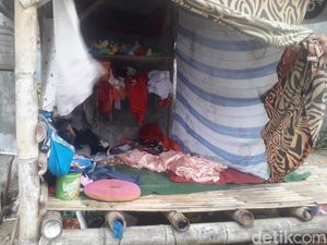 Cerita Keluarga Solehuddin yang Setahun Tinggal di Poskamling 2x1 Meter Cerita Keluarga Solehuddin yang Setahun Tinggal di Poskamling 2x1 Meter