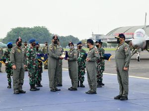 HUT TNI, Bamsoet-Kapolri Naik Pesawat Tempur dan Diberi Brevet Kehormatan HUT TNI, Bamsoet-Kapolri Naik Pesawat Tempur dan Diberi Brevet Kehormatan