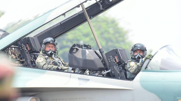TNI AU menganugerahkan brevet Wing Kehormatan Penerbang kepada 4 pejabat tinggi negara saat HUT TNI ke-76. (dok Dispenau)