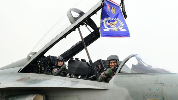 TNI AU menganugerahkan brevet Wing Kehormatan Penerbang kepada 4 pejabat tinggi negara saat HUT TNI ke-76. (dok Dispenau)