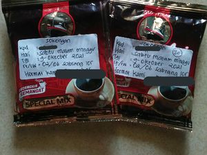 Unik! Pasangan Ini Sebar Undangan Pernikahan Pakai Kopi Kemasan Unik! Pasangan Ini Sebar Undangan Pernikahan Pakai Kopi Kemasan