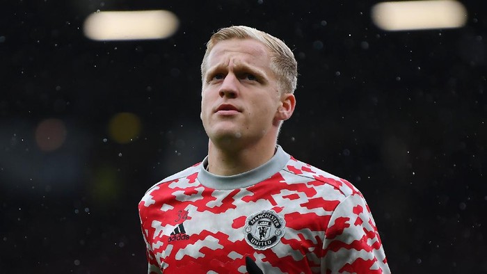 MANCHESTER, ENGLAND - OCTOBER 02: Donny van de Beek of Manchester United during the Premier League match between Manchester United and Everton at Old Trafford on October 02, 2021 in Manchester, England. (Photo by Michael Regan/Getty Images)