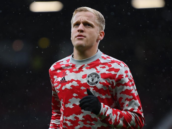 MANCHESTER, ENGLAND - OCTOBER 02: Donny van de Beek of Manchester United during the Premier League match between Manchester United and Everton at Old Trafford on October 02, 2021 in Manchester, England. (Photo by Michael Regan/Getty Images)