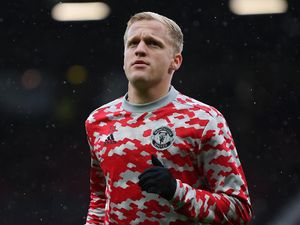 Donny van de Beek Siap Angkat Kaki dari MU? Donny van de Beek Siap Angkat Kaki dari MU?