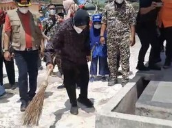 Usai Heboh Marah-marah, Kini Risma Nyapu Makam Viral di Medsos