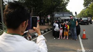 Warga Antusias Menjajal Kendaraan Tempur TNI