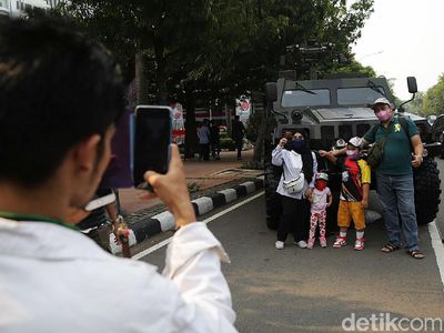 Warga Antusias Menjajal Kendaraan Tempur TNI