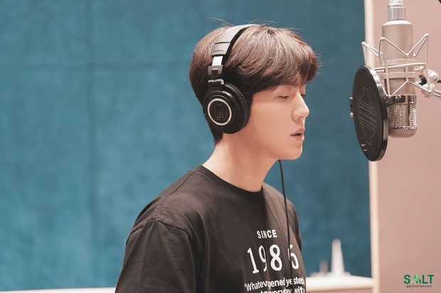 Alasan pesona aktor tampan Kim Seon Ho bikin jatuh cinta/instagram/salt_ent Kim Seon Ho punya suara merdu.