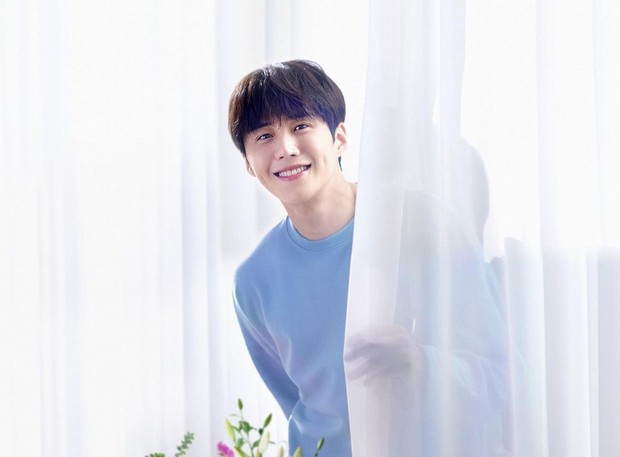 Alasan pesona aktor tampan Kim Seon Ho bikin jatuh cinta/instagram/salt_ent Kim Seon Ho punya senyum manis berlesung pipi.