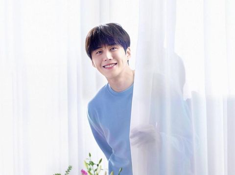 Kim Seon Ho punya senyum manis berlesung pipi.