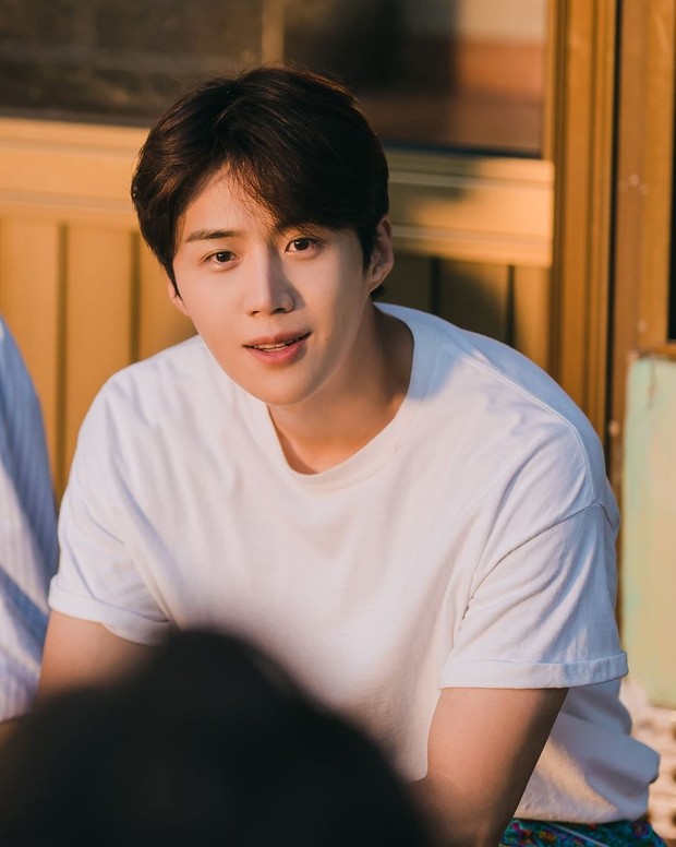 Alasan pesona aktor tampan Kim Seon Ho bikin jatuh cinta/instagram/salt_ent Kim Seon Ho yang semakin populer dan memuncaki brand reputation.