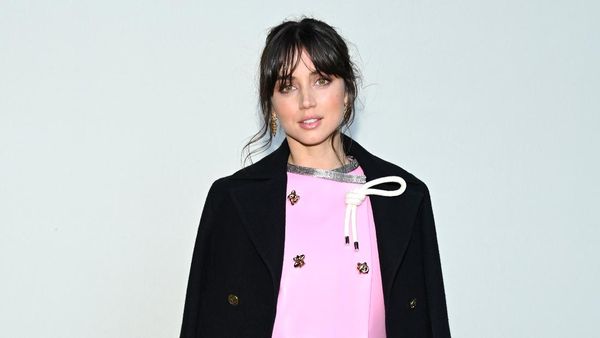 Ana de Armas Anggun dalam Balutan Black & Pink