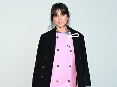 Ana de Armas Anggun dalam Balutan Black & Pink