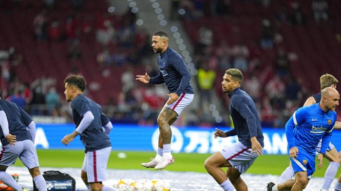 Barcelonas Memphis Depay, center, warms-up before the La Liga soccer match between Atletico Madrid and Barcelona at the Estadio Wanda Metropolitano in Madrid, Saturday, Oct. 2, 2021. (AP Photo/Manu Fernandez)
