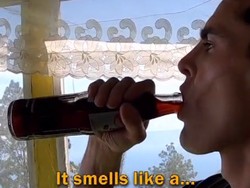 Keseruan Bule Inggris Coba Kelapa Muda dan Soda Badak di Warung