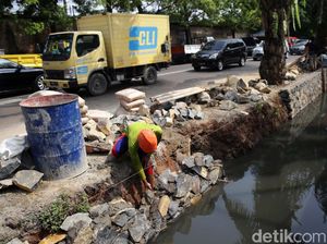 Cegah Banjir, Saluran Air di Pekayon Bekasi Dilebarkan