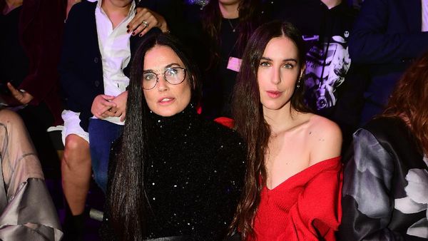 Gaya Fab Demi Moore Paris Fashion Week, Nggak Kalah Sama Anak!