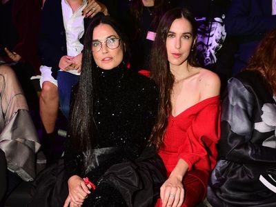 Gaya Fab Demi Moore Paris Fashion Week, Nggak Kalah Sama Anak!