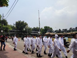 Aparat Ber-APD Jaga Aksi BEM SI di Patung Kuda