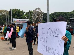 Polisi Bubarkan Aksi BEM SI Setahun Disahkannya UU Cipta Kerja Polisi Bubarkan Aksi BEM SI Setahun Disahkannya UU Cipta Kerja