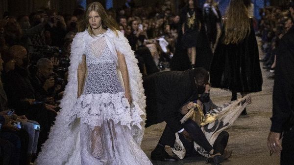 7 Momen Dramatis Catwalk Louis Vuitton Diwarnai Aksi Protes Aktivis Iklim