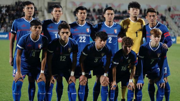 Chinese Taipei's starting eleven pose for a group picture ahead of the FIFA World Cup 2022 andthe 2023 AFC Asian Cupqualifying football match between Jordan and Chinese Taipei Amman International Stadium in the Jordanian capital onNovember 19, 2019. (Photo by Ahmad ALAMEEN / AFP)