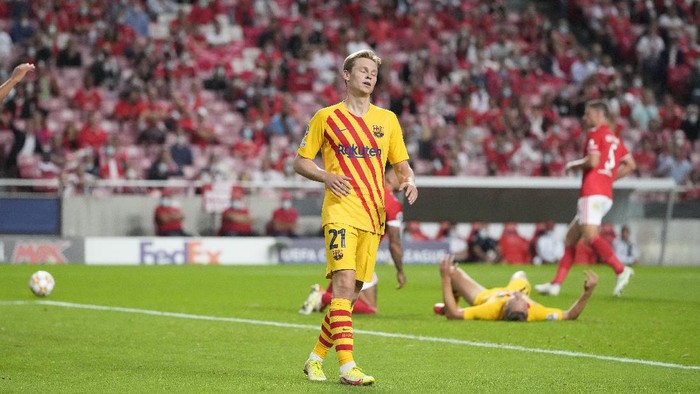 Barcelonas Frenkie de Jong reacts during a Group E Champions League soccer match between Benfica and Barcelona at the Luz stadium in Lisbon, Portugal, Wednesday, Sept. 29, 2021. (AP Photo/Armando Franca)