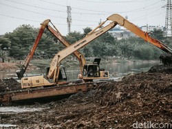Antisipasi Banjir, Pemprov DKI Gerebek Lumpur Waduk Pluit hingga Kali Pulo