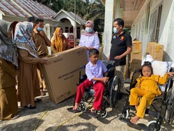 Andre Rosiade Kirimkan Kursi Roda untuk SLB di Pesisir Selatan