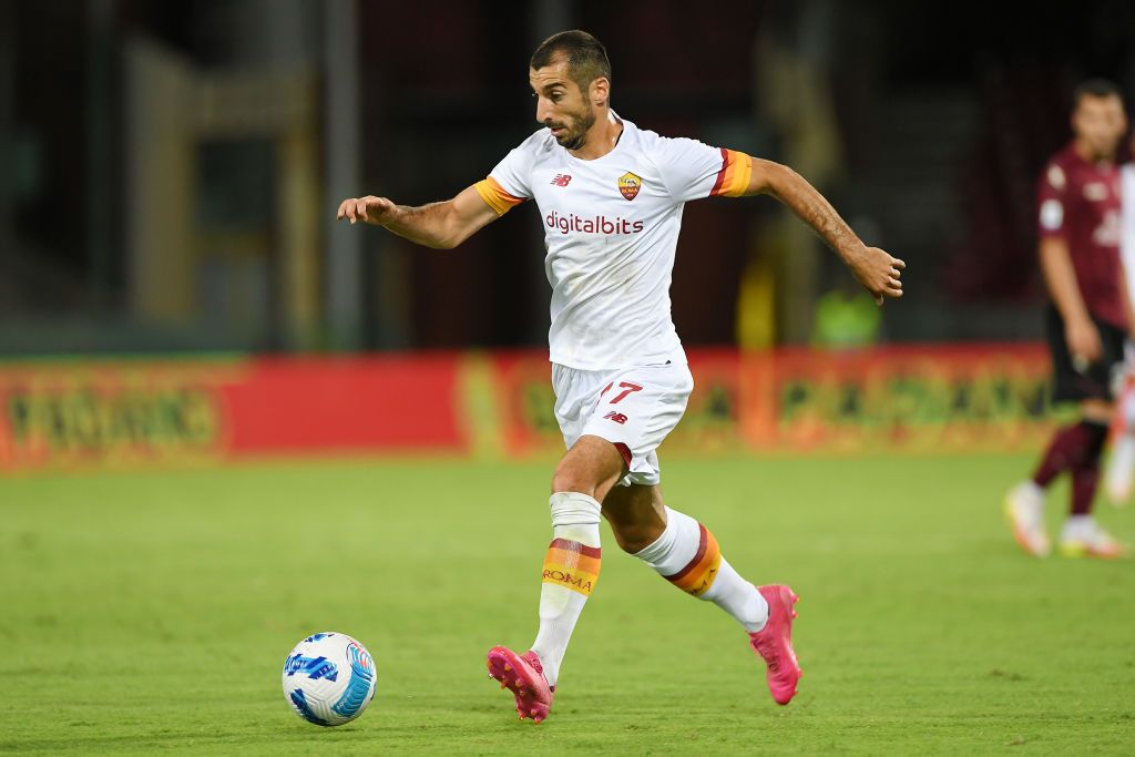 SALERNO, ITALY - AUGUST 29: Henrikh Mkhitaryan of AS Roma during the Serie A match between US Salernitana and AS Roma at Stadio Arechi on August 29, 2021 in Salerno, Italy. (Photo by Francesco Pecoraro/Getty Images)