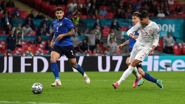 Italia vs Spanyol LONDON, ENGLAND - JULY 06: Alvaro Morata of Spain scores their teams first goal during the UEFA Euro 2020 Championship Semi-final match between Italy and Spain at Wembley Stadium on July 06, 2021 in London, England. (Photo by Andy Rain - Pool/Getty Images)
