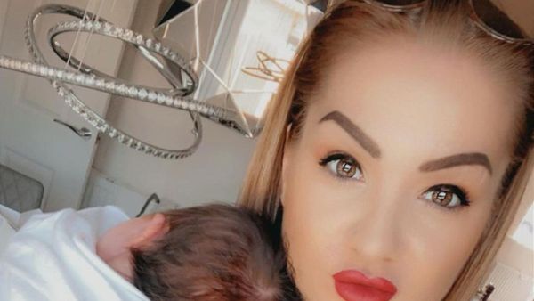 8 Potret Wanita yang Punya Cucu di Usia 33, Diberi Gelar Nenek Termuda