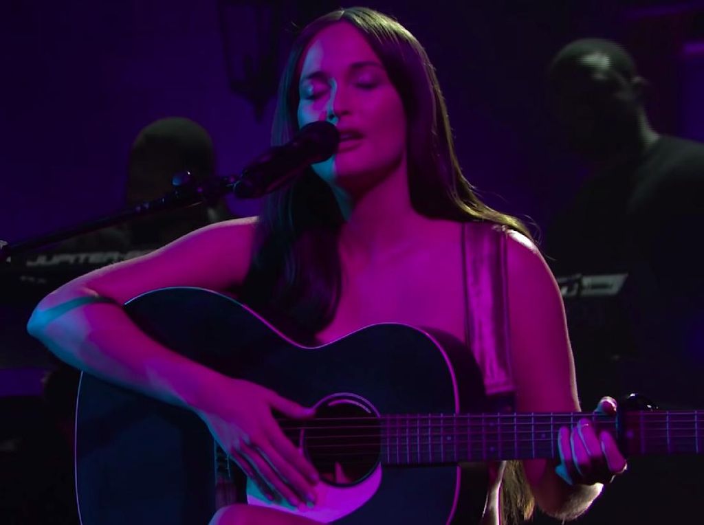 Heboh! Penyanyi Country Tampil Vulgar, Hanya Tutupi Tubuh dengan Gitar Heboh! Penyanyi Country Tampil Vulgar, Hanya Tutupi Tubuh dengan Gitar