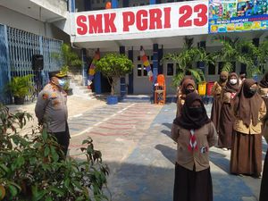 Polisi ke Siswa SMK PGRI 23 Jakarta: Niatkan Belajar, Hindari Tawuran!