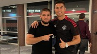 Ronaldo sudah lama jadi fans olahraga tarung seperti tinju dan MMA. Ronaldo pun ngefans sama Khabib Nurmagomedov lho! (Instagram @khabib_nurmagomedov)